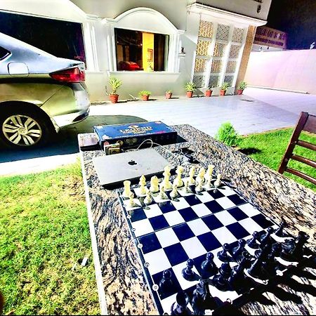 Hotel Whitehouse Ac Family Room アーグラ エクステリア 写真