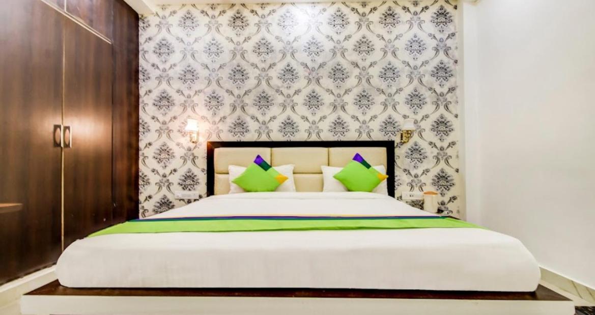 Hotel Whitehouse Ac Family Room アーグラ エクステリア 写真