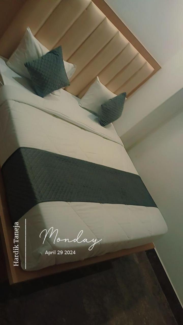 Hotel Whitehouse Ac Family Room アーグラ エクステリア 写真