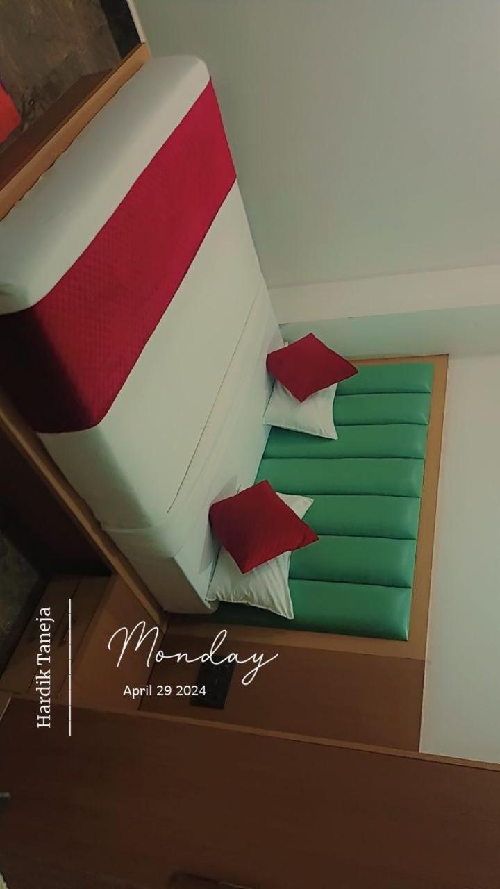 Hotel Whitehouse Ac Family Room アーグラ エクステリア 写真