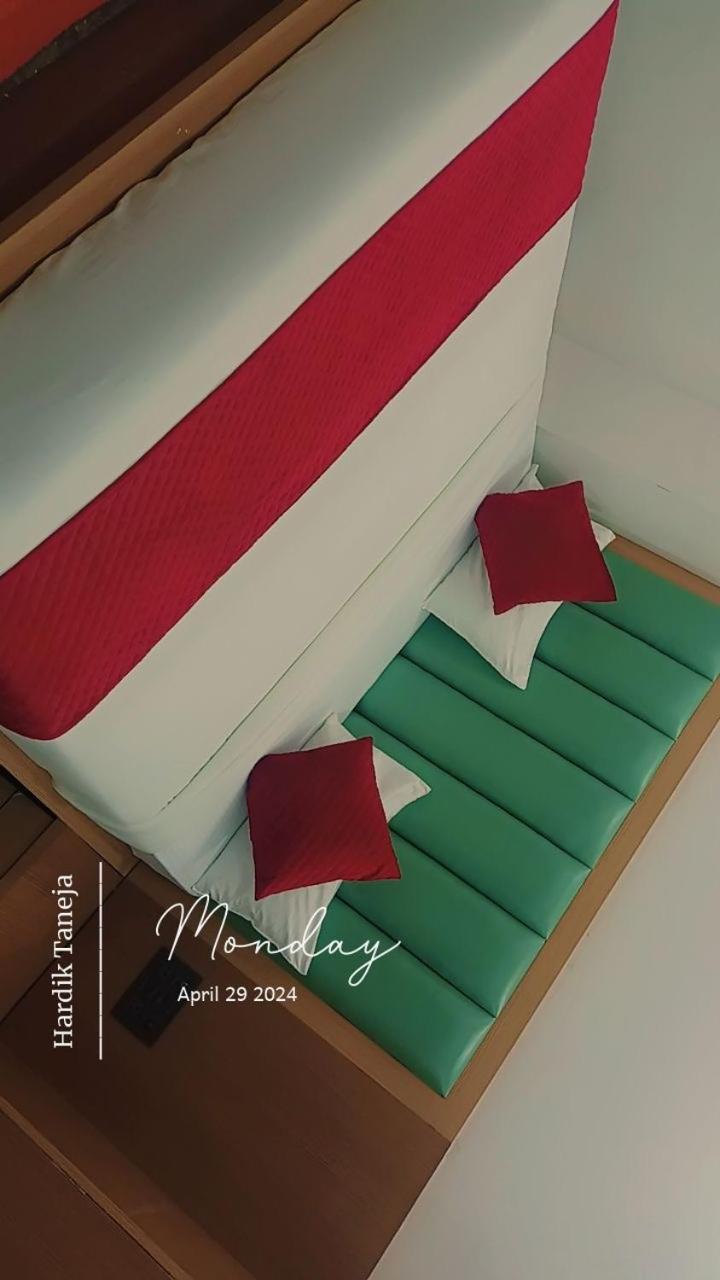 Hotel Whitehouse Ac Family Room アーグラ エクステリア 写真
