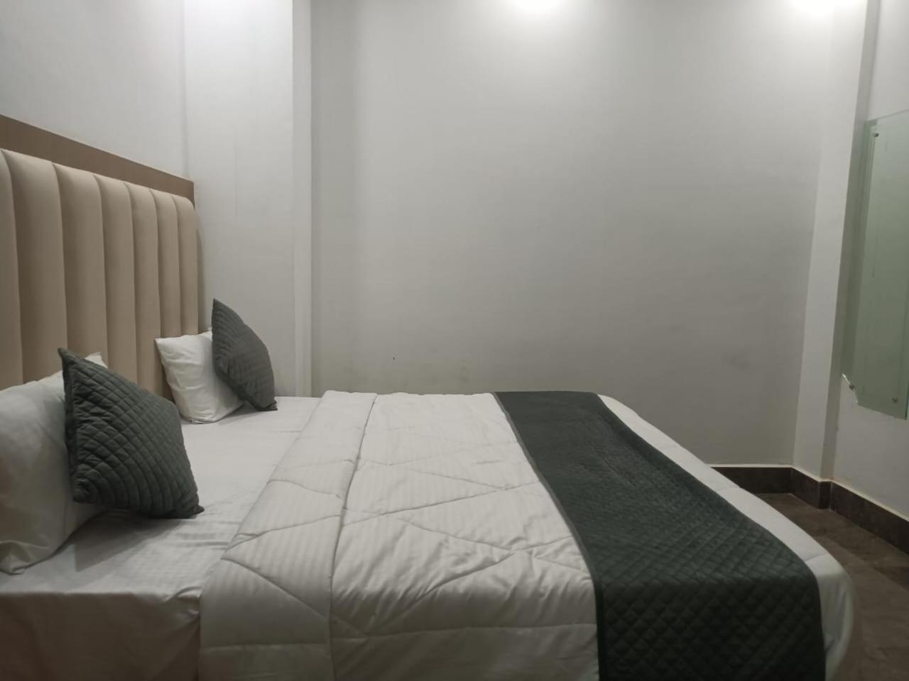 Hotel Whitehouse Ac Family Room アーグラ エクステリア 写真