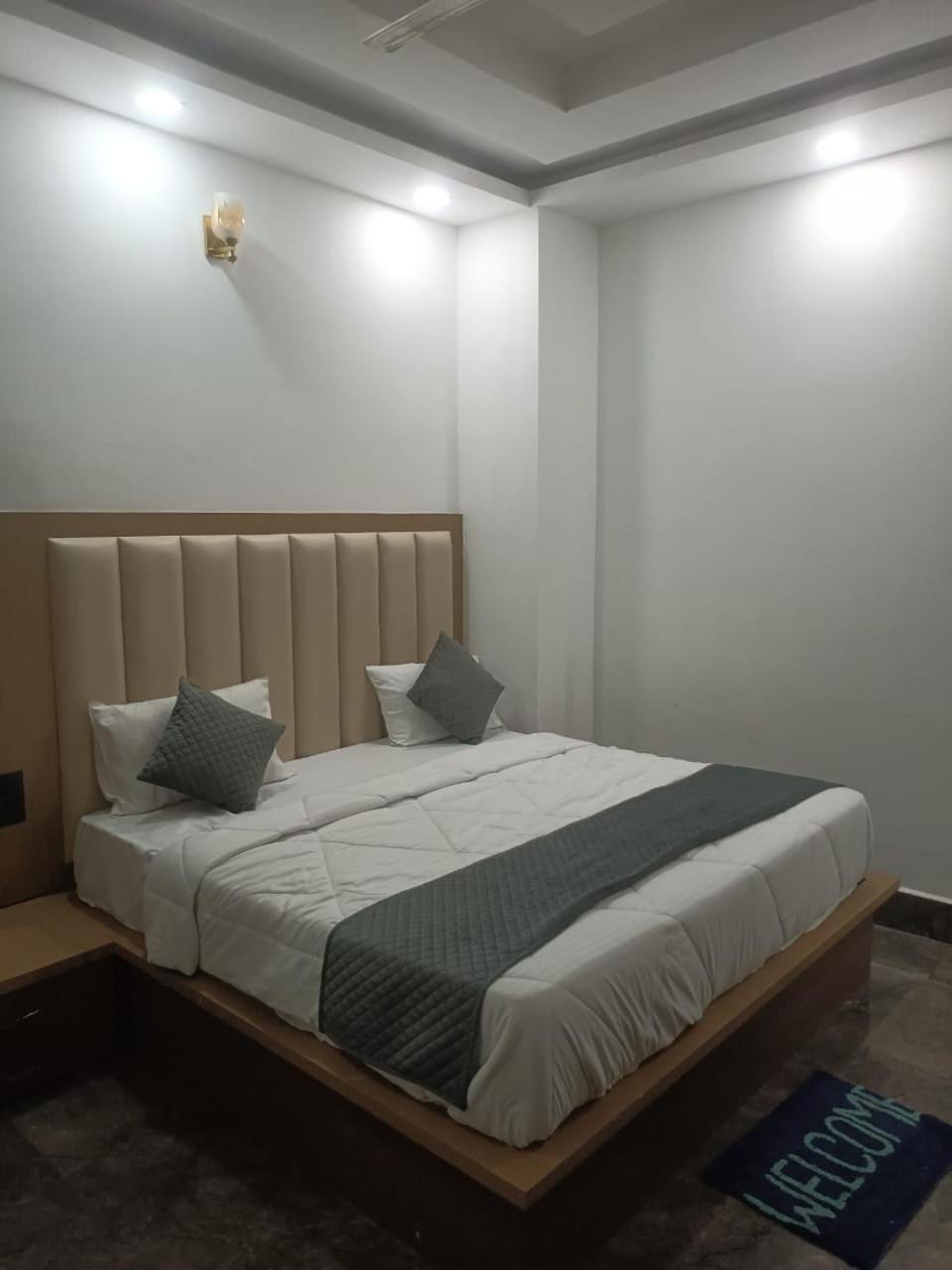 Hotel Whitehouse Ac Family Room アーグラ エクステリア 写真