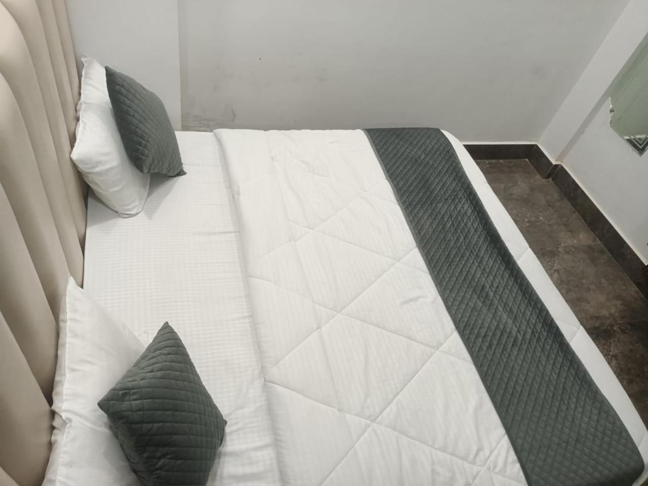Hotel Whitehouse Ac Family Room アーグラ エクステリア 写真