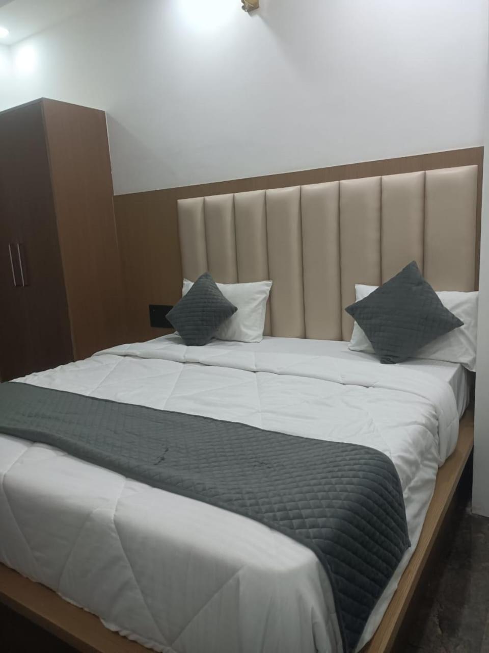 Hotel Whitehouse Ac Family Room アーグラ エクステリア 写真