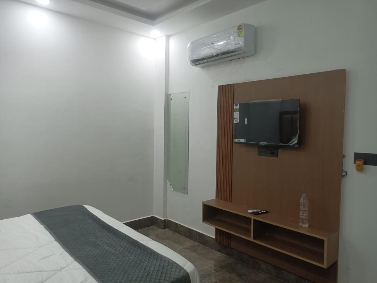 Hotel Whitehouse Ac Family Room アーグラ エクステリア 写真